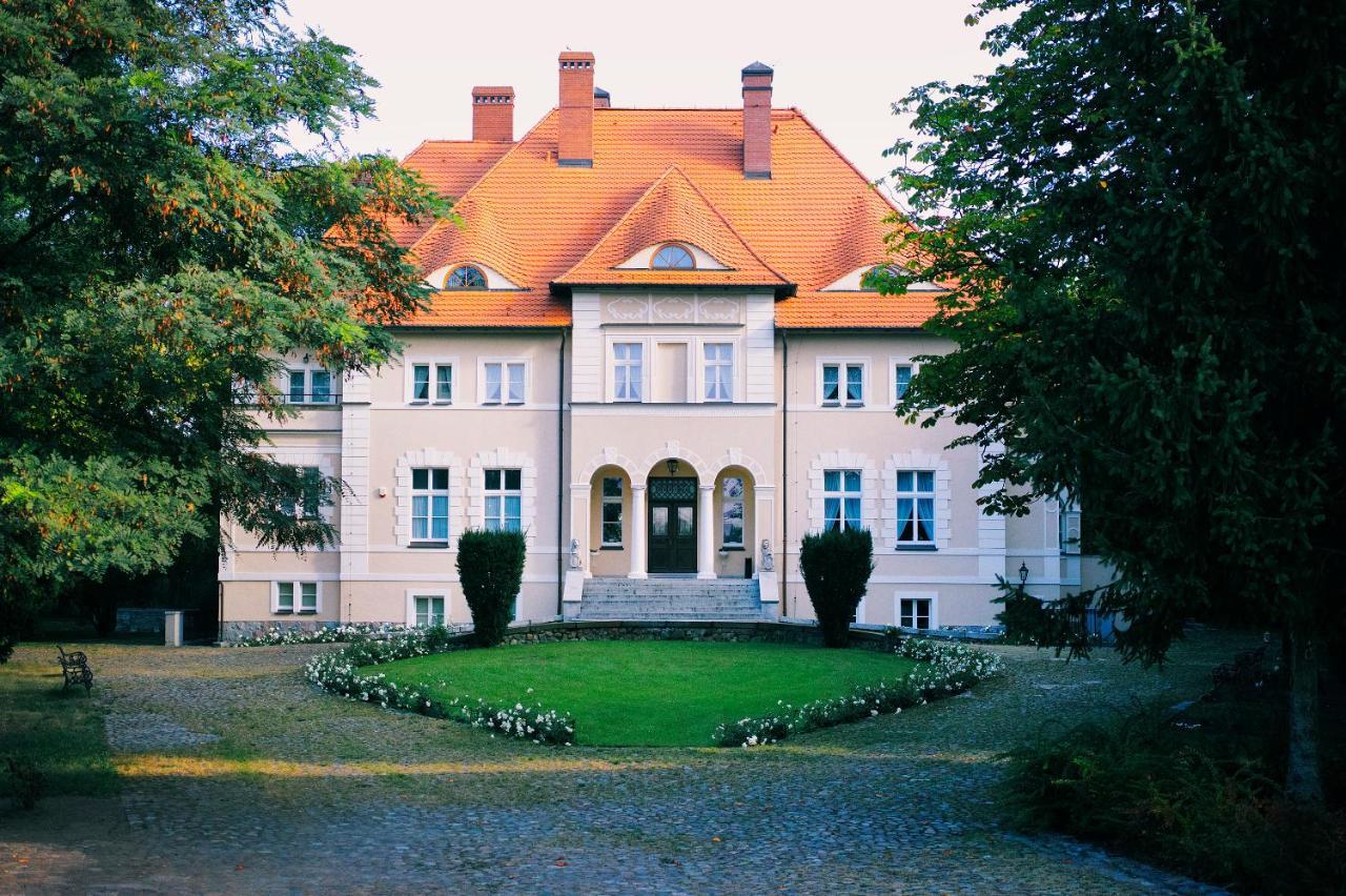 Palac W Debinie Krzeszkowice Exteriör bild