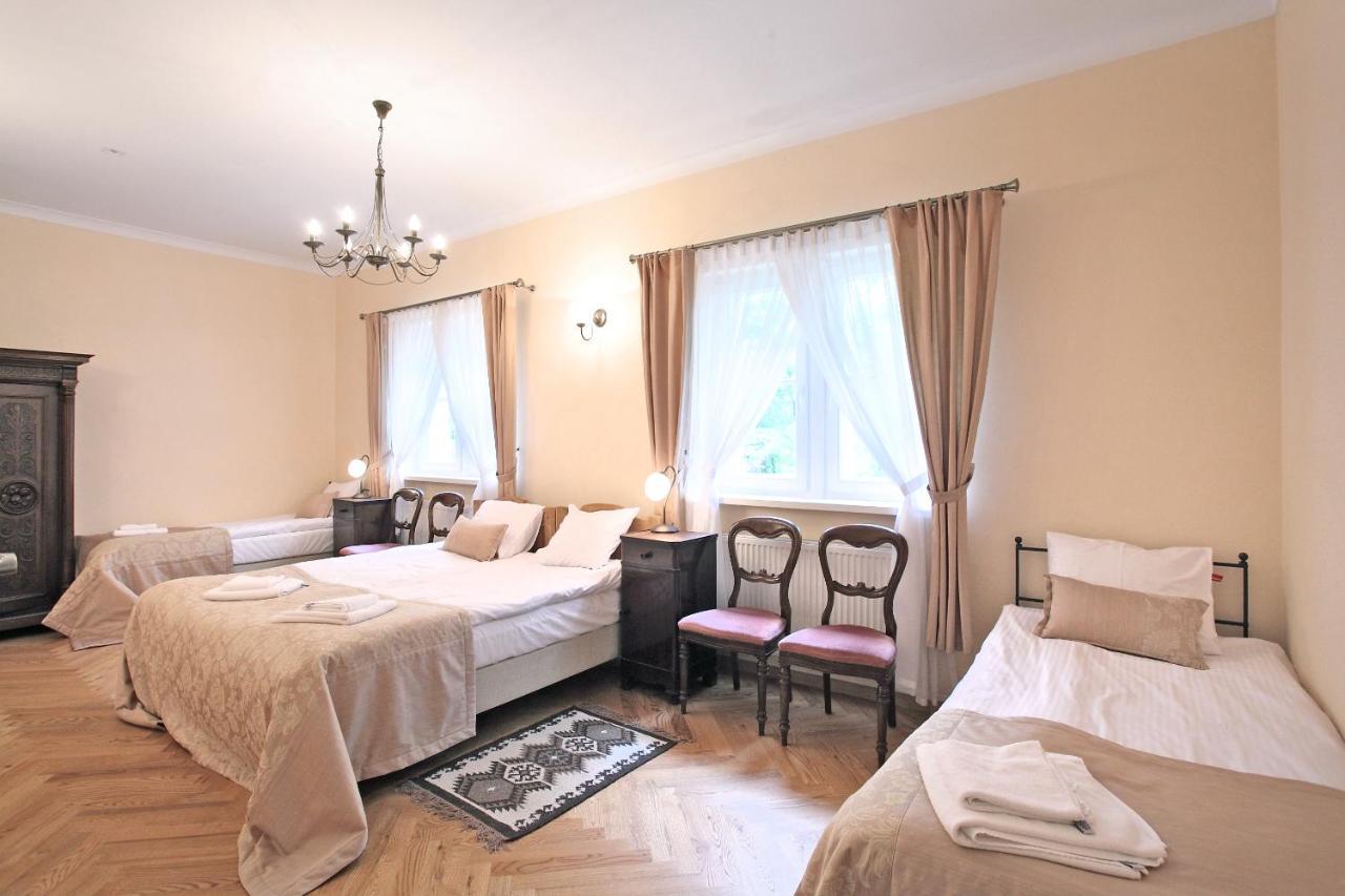 Palac W Debinie Krzeszkowice Exteriör bild