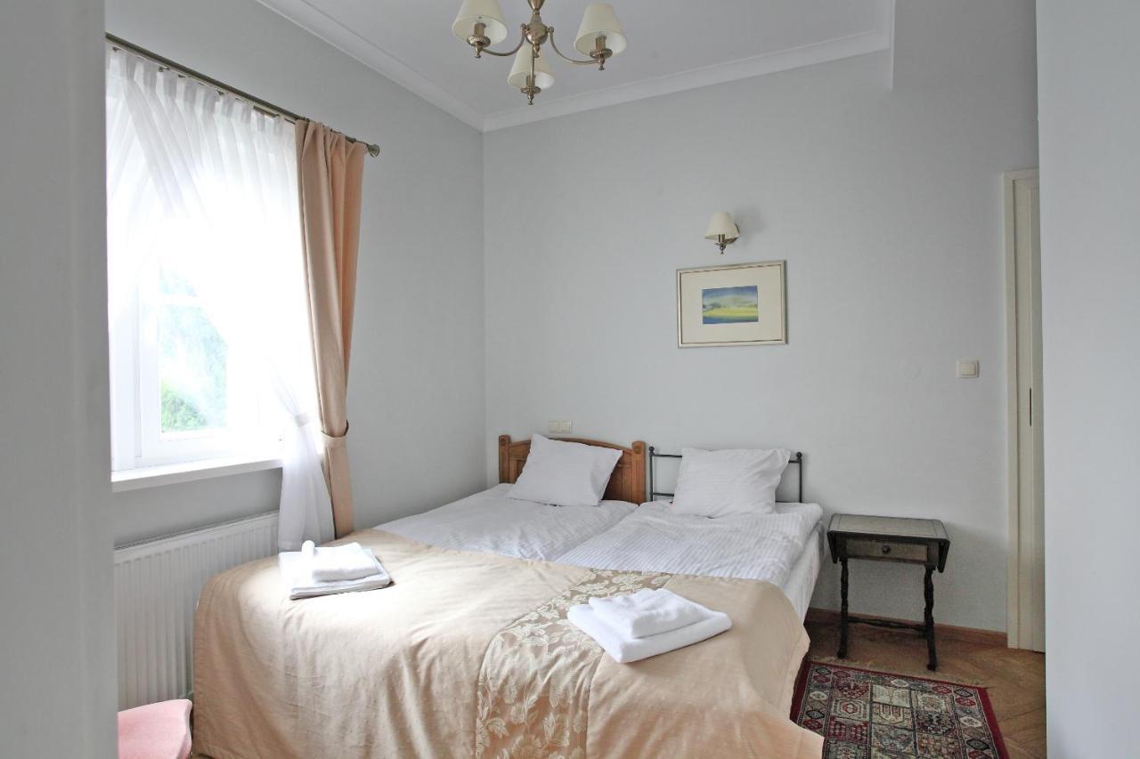 Palac W Debinie Krzeszkowice Exteriör bild