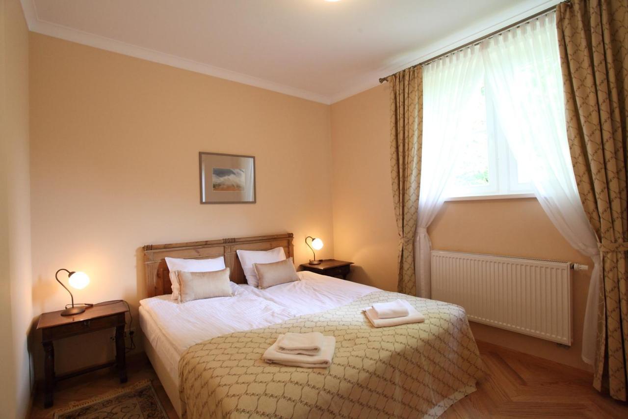 Palac W Debinie Krzeszkowice Exteriör bild