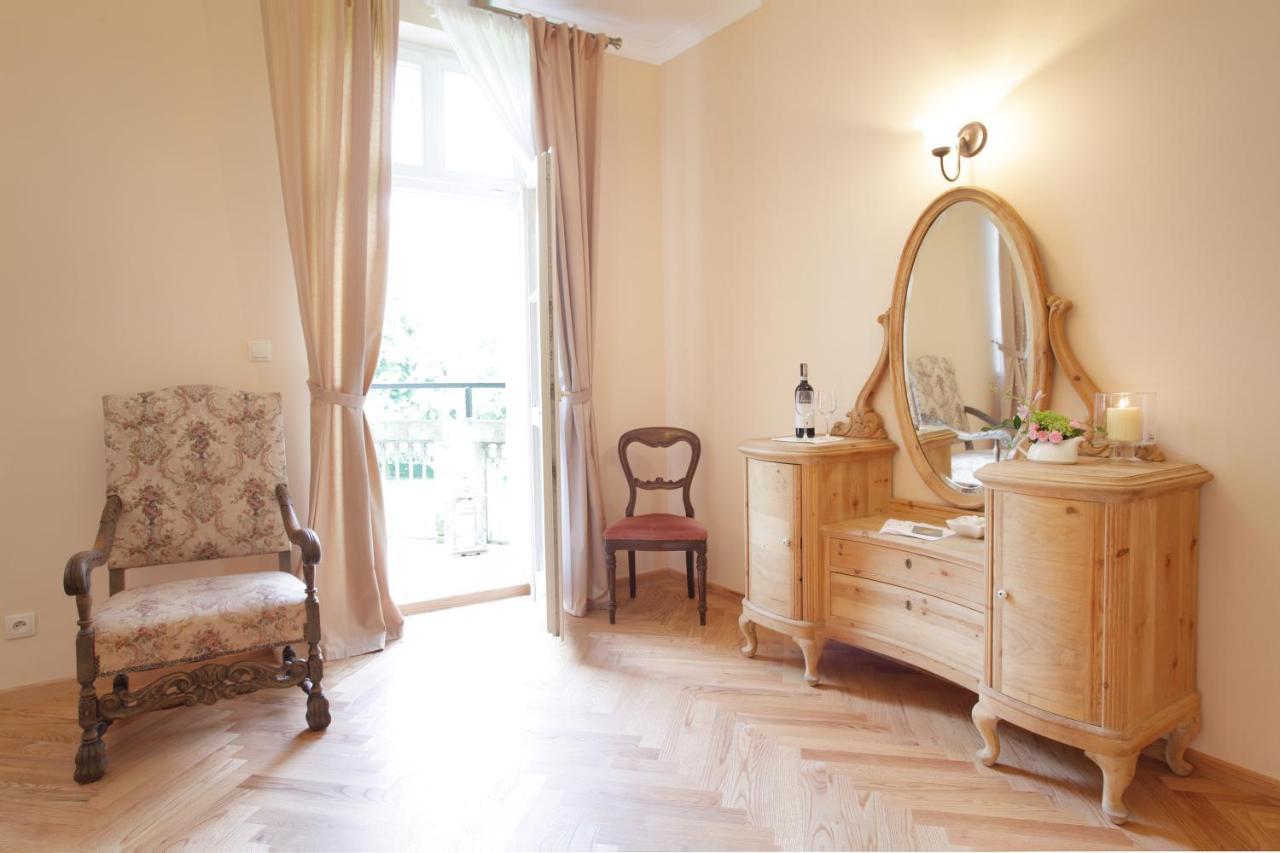 Palac W Debinie Krzeszkowice Exteriör bild