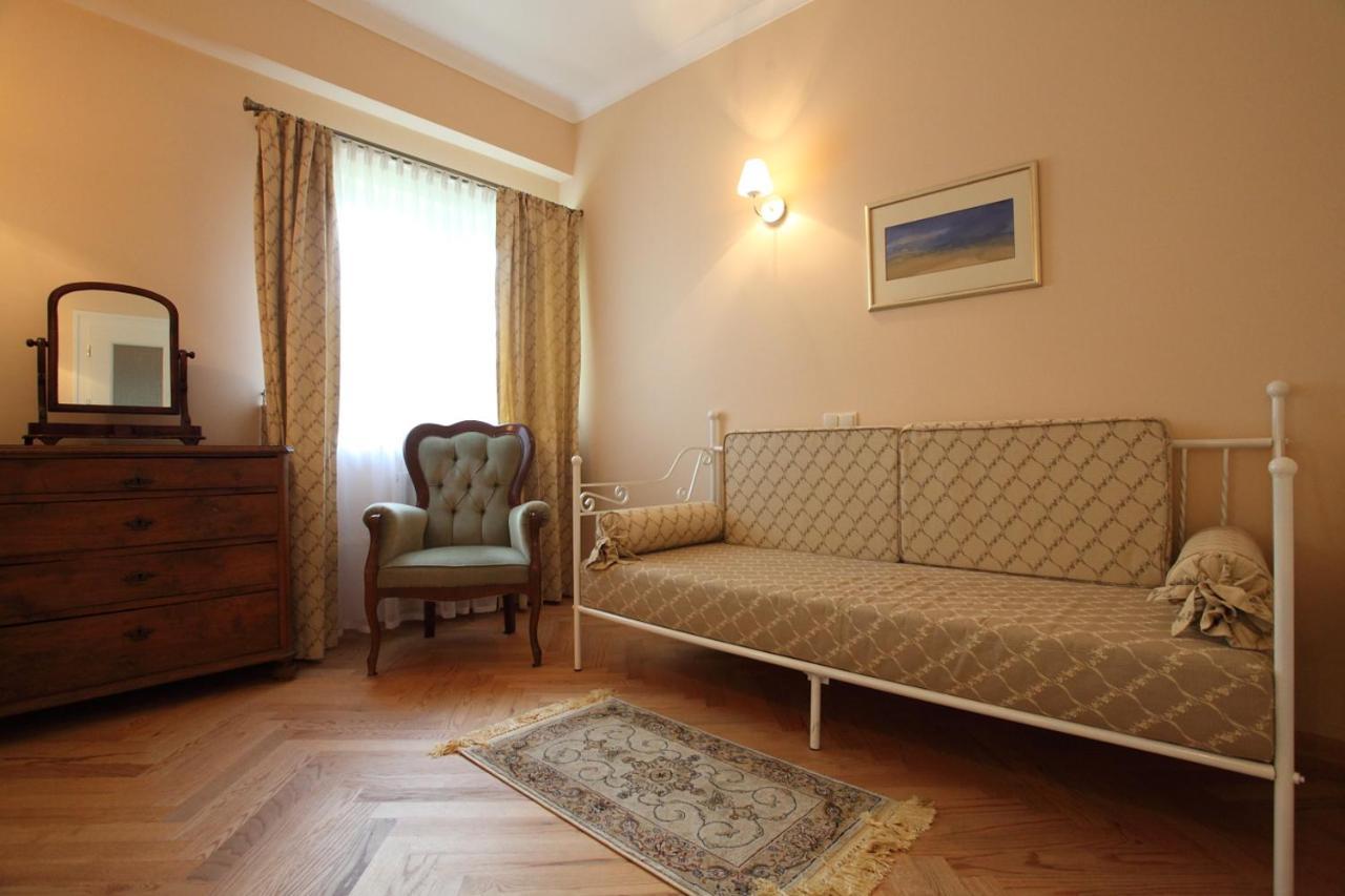 Palac W Debinie Krzeszkowice Exteriör bild