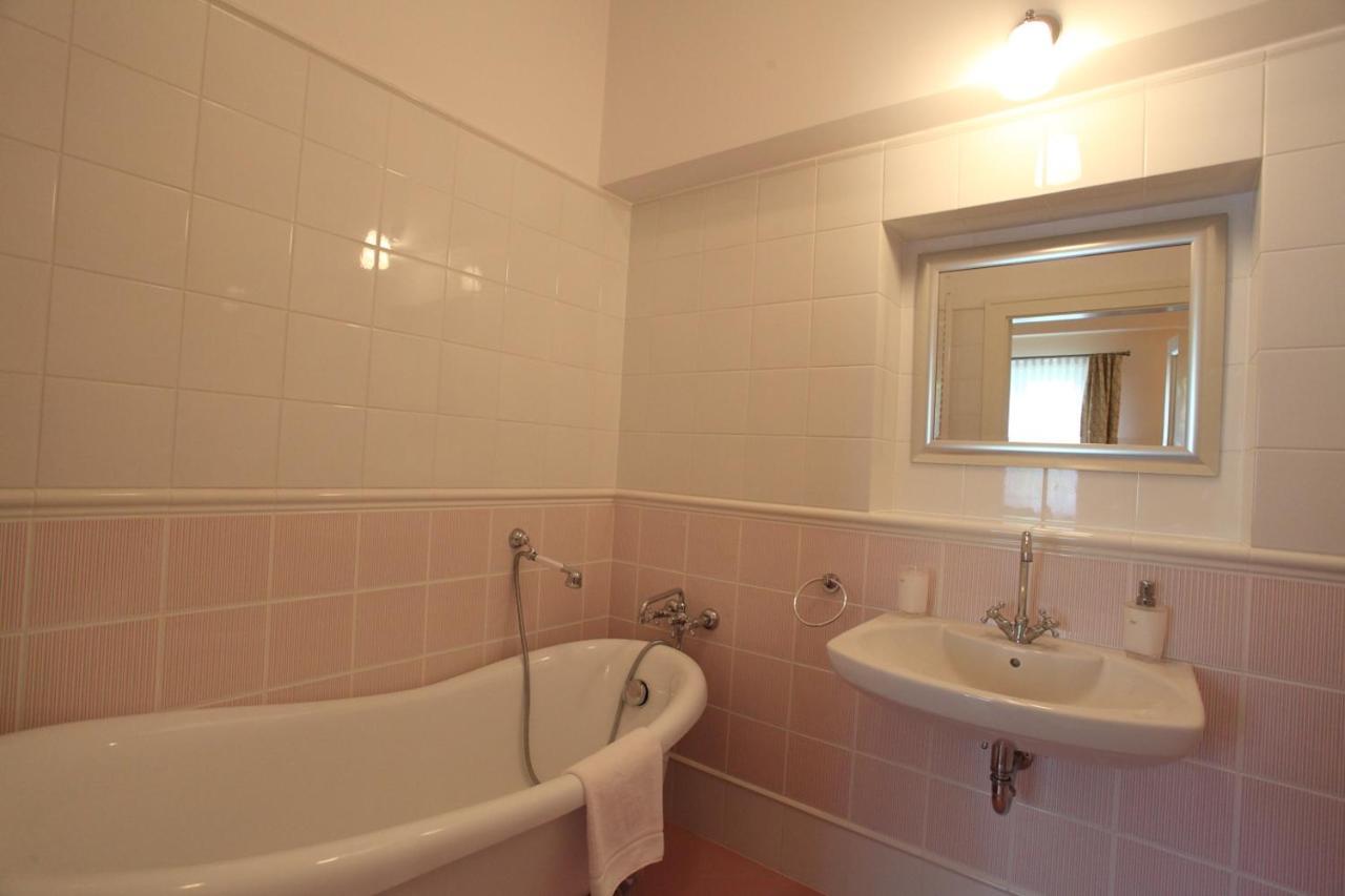 Palac W Debinie Krzeszkowice Exteriör bild