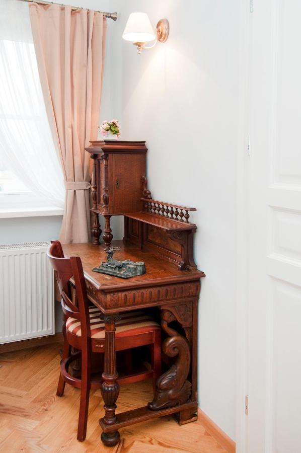 Palac W Debinie Krzeszkowice Exteriör bild