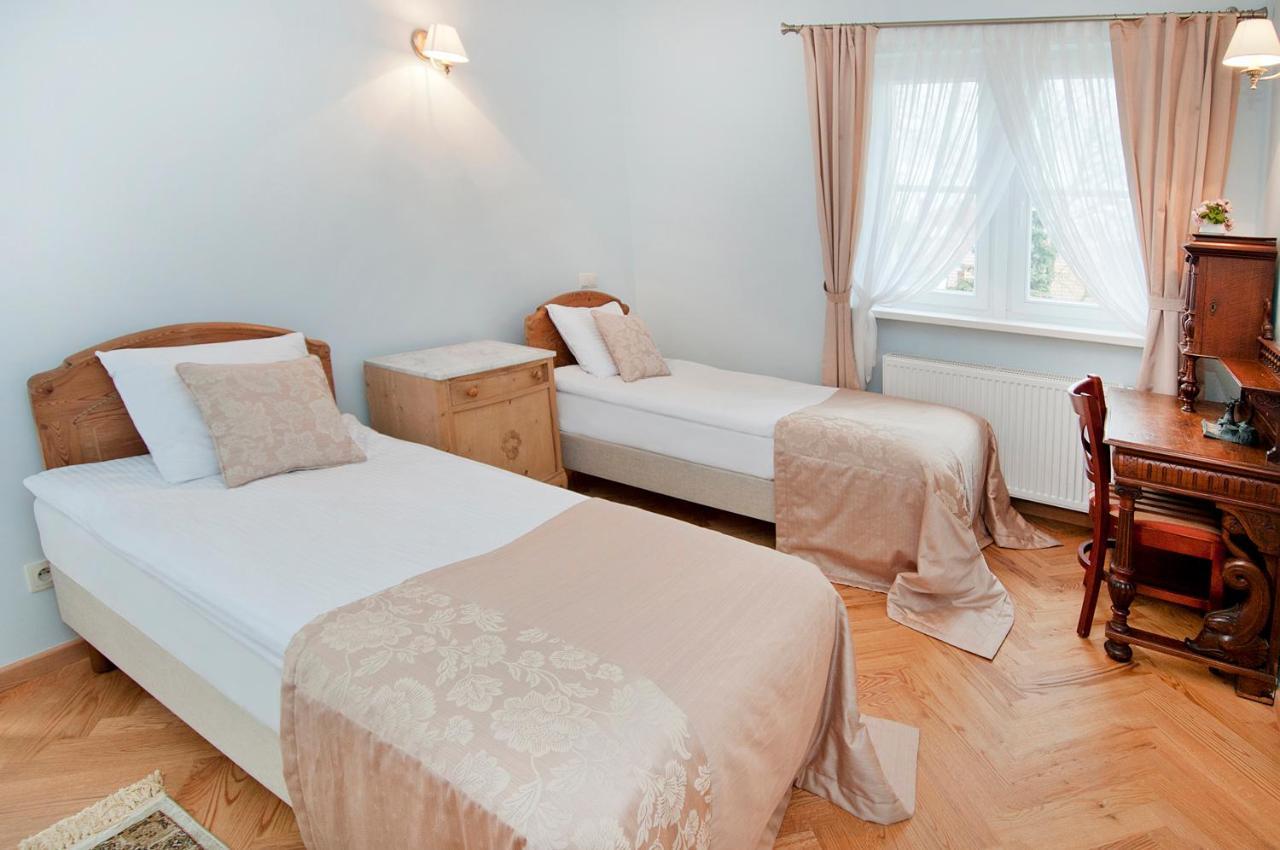 Palac W Debinie Krzeszkowice Exteriör bild