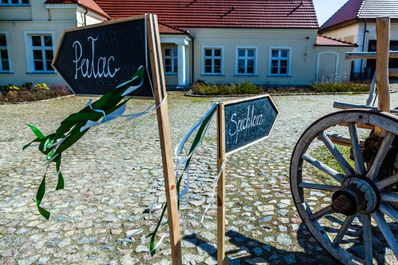 Palac W Debinie Krzeszkowice Exteriör bild