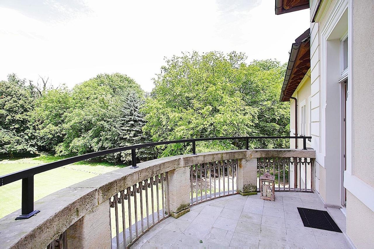 Palac W Debinie Krzeszkowice Exteriör bild