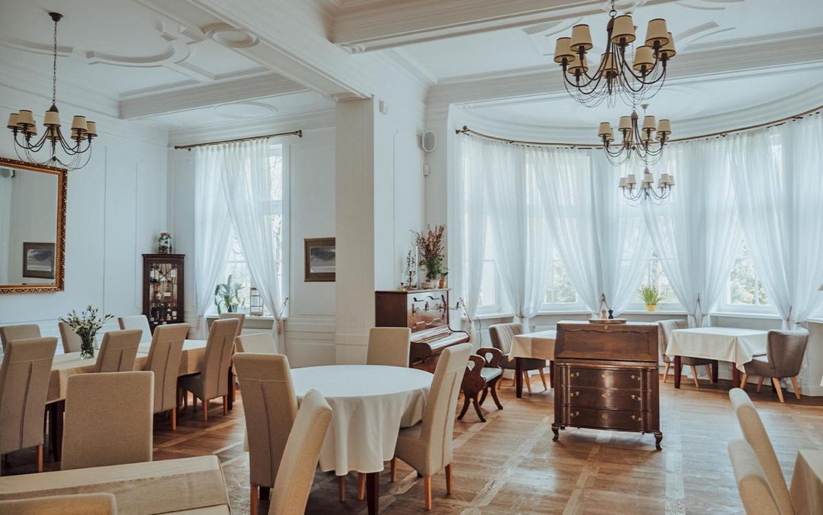 Palac W Debinie Krzeszkowice Exteriör bild